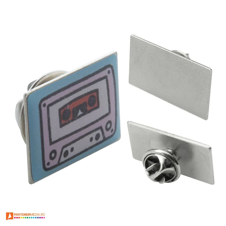 Insigne metalice promotionale, cu rasina epoxy si dimensiuni 2.6 x 1.4 cm ecusoane metalice dreptunghiulare cu pin ap757007
