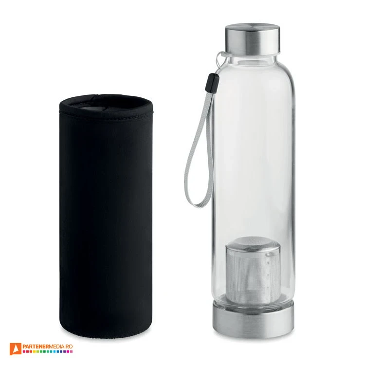Sticle promotionale din sticla transparenta cu capacitate de 500 ml, cu infuzor metalic integrat si husa din neopren sticle promotionale transparente cu infuzor mo9636