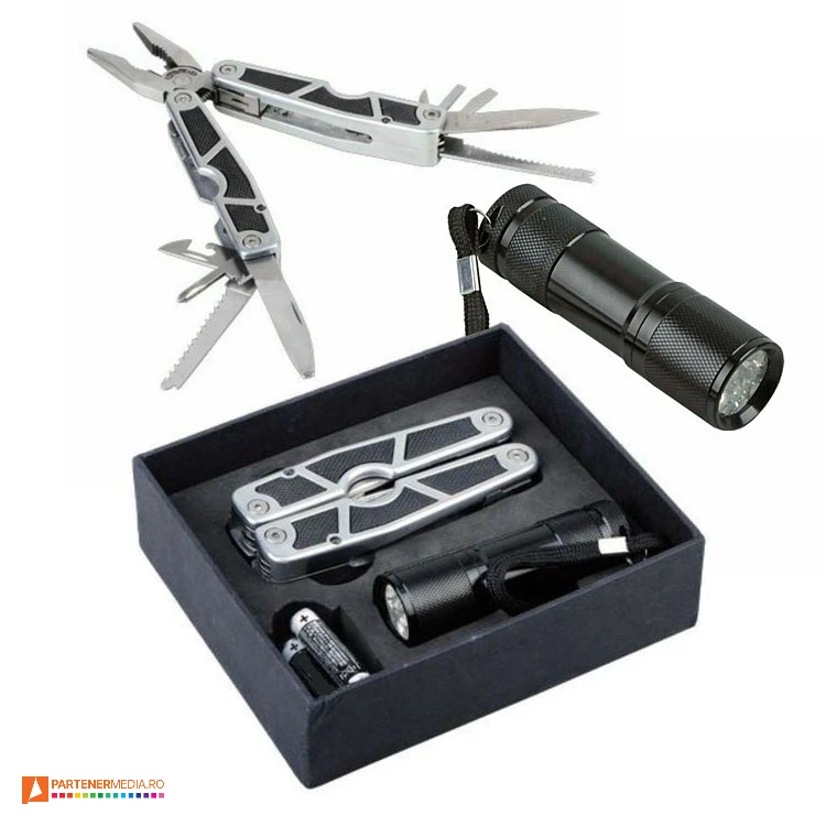 Seturi de patenti cu 11 functii si lanterna metalica cu 9 LED-uri seturi de patenti multifunctionali cu lanterna de buzunar r17536