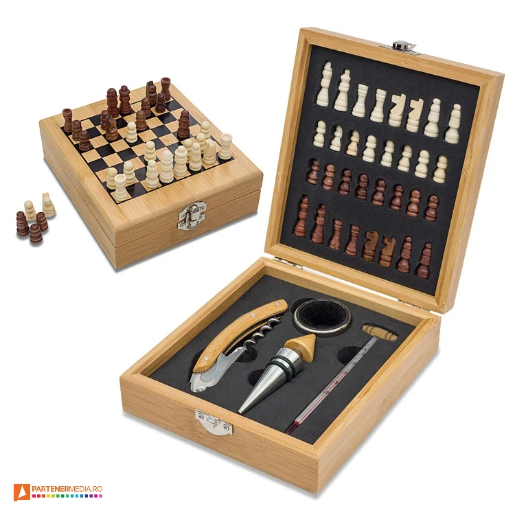 Seturi de accesorii de vin cu tabla de sah si piese din lemn seturi de accesorii pentru vin cu joc de sah in cutie din lemn r22553