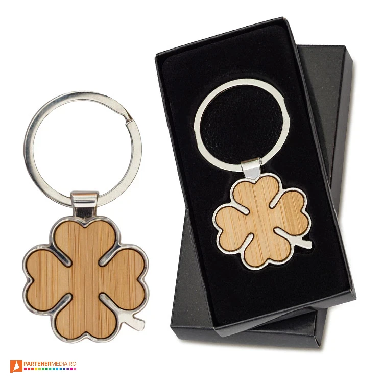 Brelocuri cu forma de trifoi, inel mare pentru chei si cutie neagra de cadou brelocuri din metal si lemn cu forma de trifoi r73169